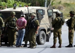 الاحتلال الإسرائيلي يعتقل 17 فلسطينيا بالضفة ويصيب عددا من الشبان في رام الله والخليل