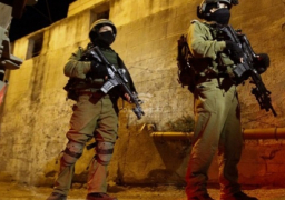 القوات الإسرائيلية تعتقل وزير شؤون القدس وتداهم منزل محافظ المدينة