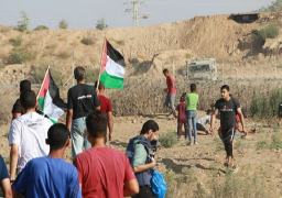 إصابة فلسطيني بالرصاص والعشرات بالاختناق جراء قمع الاحتلال لمسيرات غزة