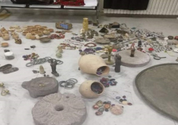 العثور على قطع أثرية تعود لقرون في جاوة الشرقية بإندونيسيا