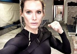 بعد أن فقدت ذراعها.. “ضحية Resident Evil” تقاضي منتجي الفيلم