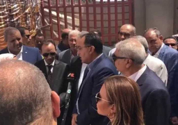 رئيس الوزراء يزور مجمعا لصناعة المنسوجات بالمنيا