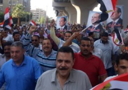 عشرات الآلاف من المواطنين يتوافدون على المنصة في تظاهرة تأييدا للسيسي