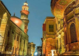 بدء تشغيل نظام الإضاءة الجديد بمجموعة قلاوون في شارع المعز