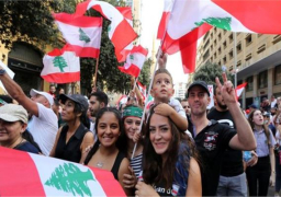 لبنان: المتظاهرون يفتحون معظم الطرق المغلقة امتثالا لأوامر الجيش