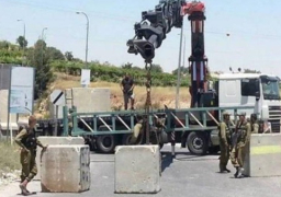 الاحتلال ينصب بوابة حديدية جنوب قلقيلية بالضفة