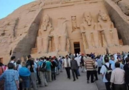 بالصور .. الآف السائحين يتابعون تعامد الشمس على قدس الأقداس بأبو سمبل