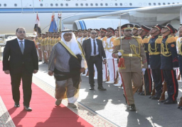 بالصور.. رئيس الوزراء يستقبل نظيره الكويتي لدى وصوله إلى القاهرة