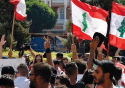 القوى الأمنية بلبنان تفتح معظم الطرق المغلقة..وبدء توافد المتظاهرين لوسط بيروت