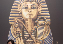 بالصور.المشاط تزور معرض آثار الملك “توت عنخ أمون الفرعون الذهبي” بلندن
