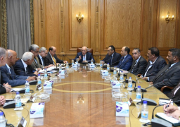 بالصور .. العصار يلتقى رؤساء نقابات العاملين بشركات الإنتاج الحربى