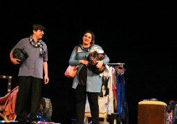 ” مفتاح شهرة “أول مسرحية تتناول حياة الكومبارس في السينما