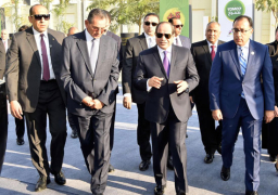 السيسى يتفقد معارض “تحيا مصر” و”ريادة الأعمال” على هامش منتدى أفريقيا