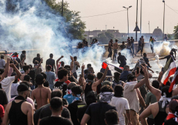 إصابة 25 شخصا بحالات اختناق في تفريق لتظاهرة وسط بغداد