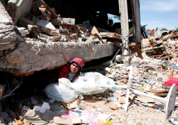 إصابة شخصين وتدمير منشآت الحيوية إثر زلزال ضرب شرق إندونسيا