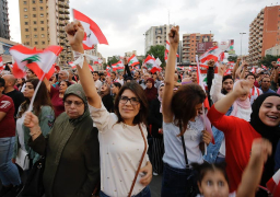 احتجاجات أمام منازل سياسيين لبنانيين .. وفوضى بالأسواق