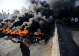 اللبنانيون يقطعون الطرق الرئيسية مجددا ويتظاهرون قرب القصر الرئاسي