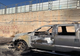 بالصور..مستوطنون يعتدون علي المركبات ويخطون شعارات عنصرية في رام الله