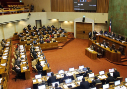 برلمان تشيلي يدعو إلى استفتاء لمراجعة الدستور الموروث من عهد بينوشيه
