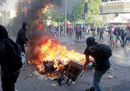 تصاعد المواجهات بين المتظاهرين والشرطة في تشيلي وتراجع قياسي للعملة