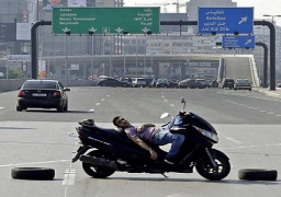 المتظاهرون “يضغطون” بقطع طرق في لبنان .. وإضراب يشل المصارف