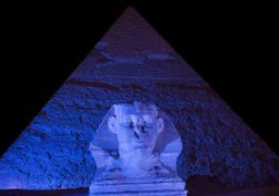 مصر تضئ الهرم بالأزرق احتفالاً بمرور 30 عامًا على اتفاقية حقوق الطفل