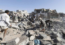 قصف حوثي على حي سكني بالحديدة يتسبب بموجة نزوح وتدميرعدة منازل