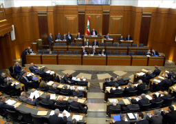 نواب تيار المستقبل يقاطعون الجلسة النيابية.. وإطلاق نيران في وسط بيروت