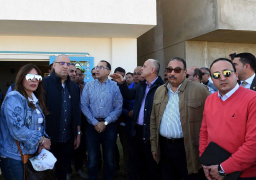 رئيس الوزراء ووزير الإسكان يتفقدان مشروعات مدينة أسوان الجديدة