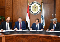 4 اتفاقيات للتنقيب عن البترول فى الصحراء الغربية باستثمارات 155 مليون دولار