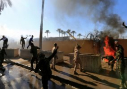 الأمن العراقى يطلق الغاز المسيل للدموع لتفريق المحتجين أمام السفارة الأمريكية