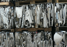 “التجارة”: استمرار رسم الصادر على خردة المعادن وفضلات الورق لمدة عام