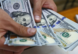 بفعل بيانات ضعيفة واتساع الحرب التجارية .. الدولار يسجل تراجعا