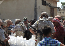 العسكريون الروس يوزعون مساعدات إنسانية في محافظة حلب