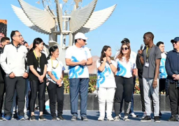 بالصور.. السيسي يلتقي بالشباب المشاركين في ماراثون السلام بعد انتهائه