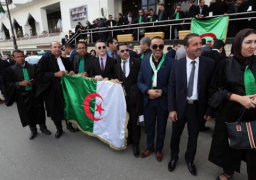 جزائريون يتظاهرون أمام المحكمة العليا دعما لإجراء الانتخابات الرئاسية