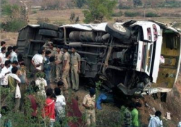 مصرع 14 شخصا وإصابة 18 آخرين فى حادث تحطم حافلة بنيبال