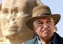 رئيس جامعة عين شمس يكرم زاهي حواس بمقر قصر الزعفران