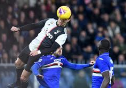 صحافة ايطاليا تتغنى بفقزة رونالدو في سماء سامبدوريا