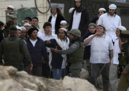 مستوطنون يغلقون مدخل بلدة العيزرية شرقي القدس ببوابة حديدية