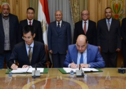 “العصار” يشهد توقيع عقد مع شركة صينية لإنشاء مصنع لإطارات السيارات