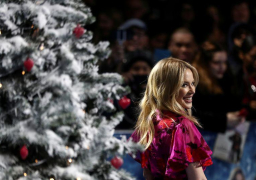 نجمة البوب كايلي مينوج تدعو البريطانيين لزيارة أصدقائهم في أستراليا