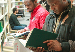 بالصور .. لليوم الخامس .. إقبال جماهيري من مختلف الشرائح العمرية على معرض القاهرة الدولي للكتاب