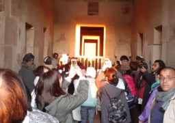 بالصور .. أفواج من السائحين يشهدون تعامد الشمس على معبد الملكة حتشبسوت بالبر الغربي