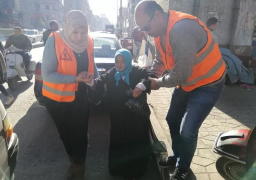“التدخل السريع” ينقذ مسنة تعيش على رصيف مترو باب الشعرية منذ 4 سنوات | صور