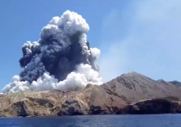 ارتفاع حصيلة قتلى بركان جزيرة “وايت أيلاند” إلى 20 شخصا
