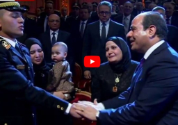 السيسي يصافح ابن الشهيد العقيد وائل الطاحون وأسرته