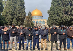 بالصور..25 ألف فلسطيني يؤدون الجمعة في الأقصى رغم الإجراءات المشددة