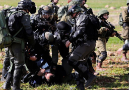 بالصور..إصابة العشرات بالاختناق خلال قمع الاحتلال مسيرتين في الضفة