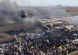 جموع الحشد الشعبى تواصل حصارها للسفارة الأمريكية .. وإطلاق الغاز المسيل للدموع لتفريقهم